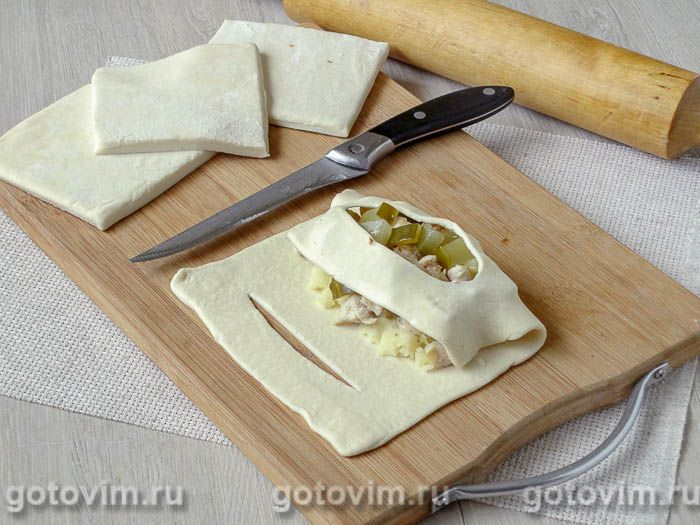 Фотографии рецепта Лодочки из слоеного теста с куриным филе, картофелем и солеными огурцами, 07 Лодочки из слоеного теста с куриным филе, картофелем и солеными огурцами, Шаг 07