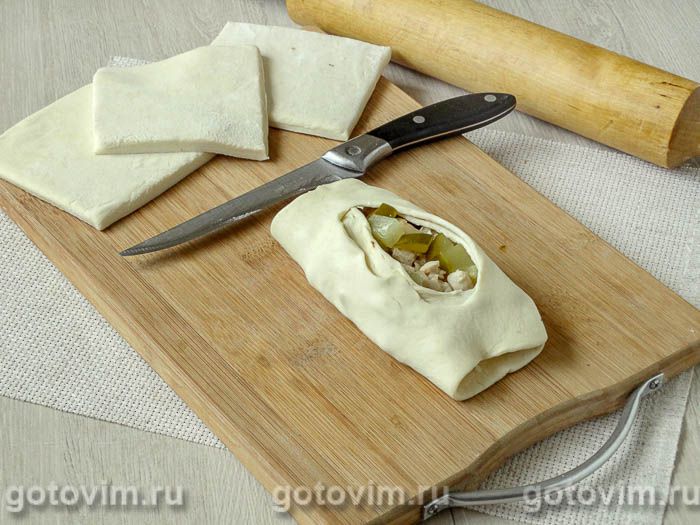 Фотографии рецепта Лодочки из слоеного теста с куриным филе, картофелем и солеными огурцами, 08 Лодочки из слоеного теста с куриным филе, картофелем и солеными огурцами, Шаг 08