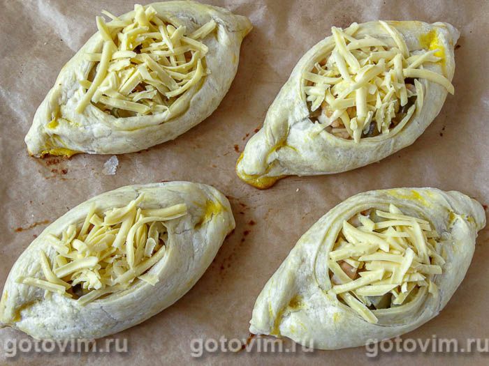 Фотографии рецепта Лодочки из слоеного теста с куриным филе, картофелем и солеными огурцами, 10 Лодочки из слоеного теста с куриным филе, картофелем и солеными огурцами, Шаг 10