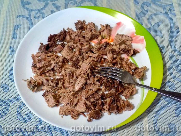 Фотографии рецепта Слоеный салат с тунцом и огурцом, 02 Слоеный салат с тунцом и огурцом, Шаг 02
