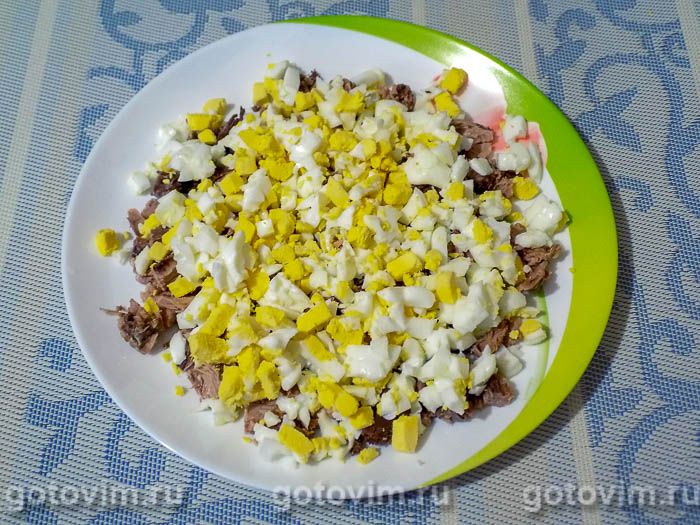Фотографии рецепта Слоеный салат с тунцом и огурцом, 04 Слоеный салат с тунцом и огурцом, Шаг 04