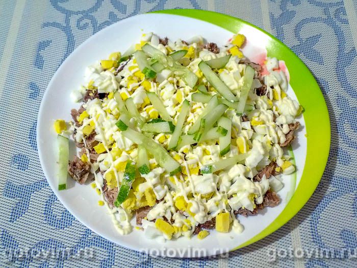 Фотографии рецепта Слоеный салат с тунцом и огурцом, 05 Слоеный салат с тунцом и огурцом, Шаг 05