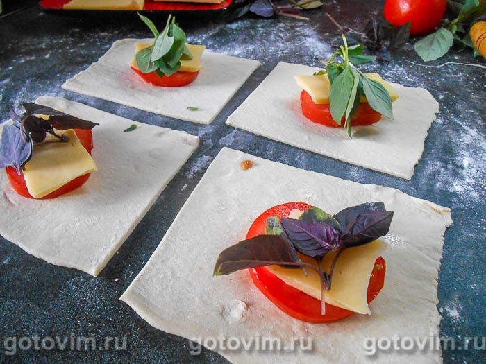 Фотографии рецепта Закусочные слойки «Капрезе», 06 Закусочные слойки «Капрезе», Шаг 06