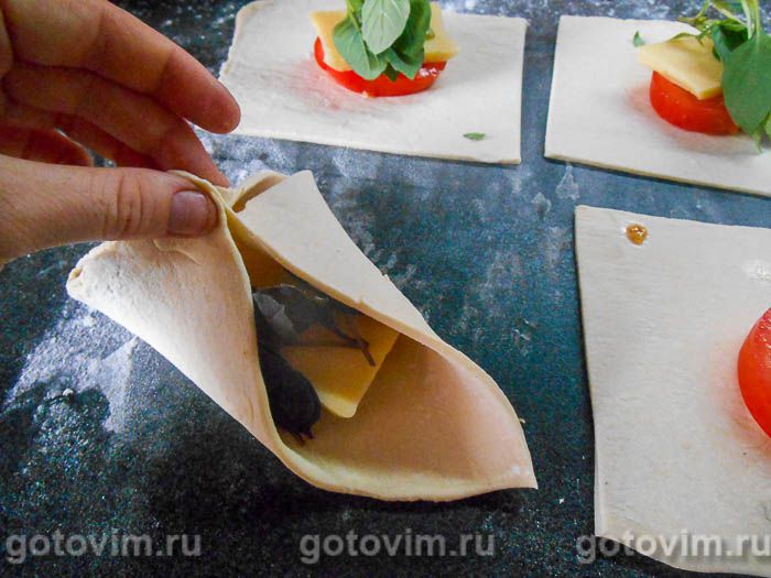 Фотографии рецепта Закусочные слойки «Капрезе», 07 Закусочные слойки «Капрезе», Шаг 07