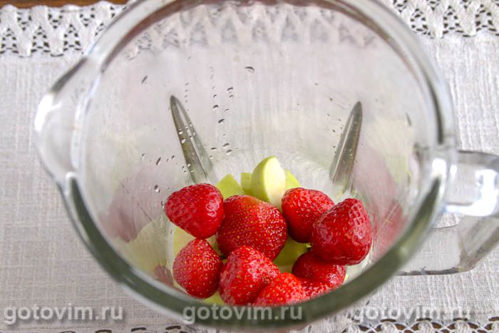 Фотографии рецепта Смузи с ревенем и клубникой, 02 Смузи с ревенем и клубникой, Шаг 02