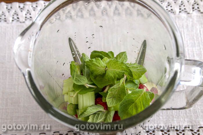 Фотографии рецепта Смузи с ревенем и клубникой, 04 Смузи с ревенем и клубникой, Шаг 04