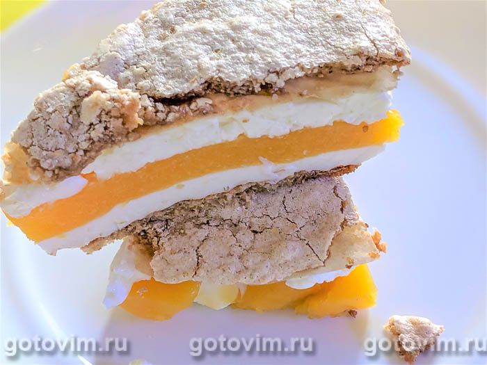 Торт из орехового безе с желе из творога и персиков. Фотография рецепта Торт из орехового безе с желе из творога и персиков. Фотография рецепта