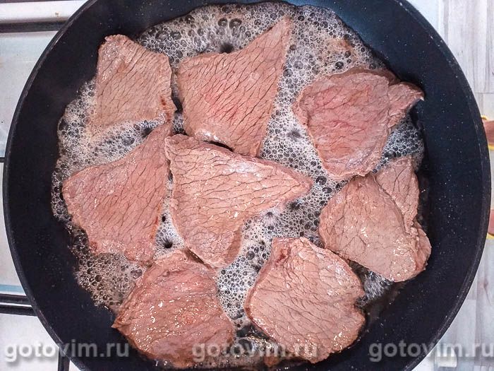 Фотографии рецепта Стейки из телятины в сметанном соусе с луком, 02 Стейки из телятины в сметанном соусе с луком, Шаг 02