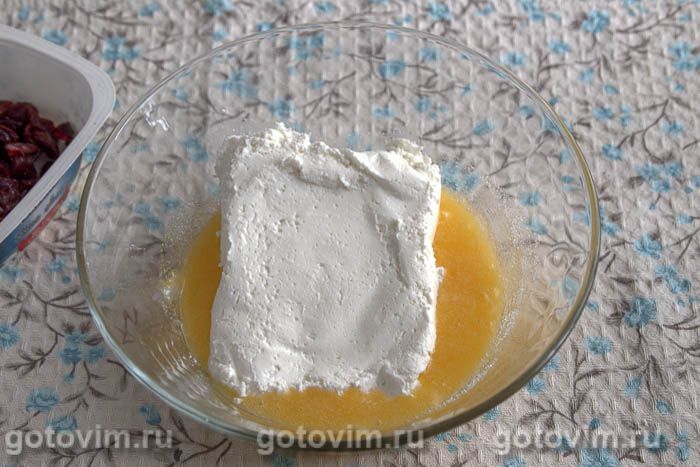 Фотографии рецепта Творожная запеканка с сушеной клюквой, 02 Творожная запеканка с сушеной клюквой, Шаг 02