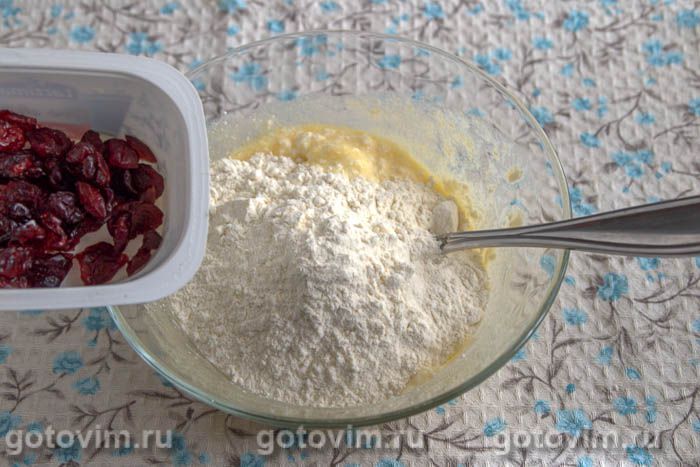 Фотографии рецепта Творожная запеканка с сушеной клюквой, 04 Творожная запеканка с сушеной клюквой, Шаг 04