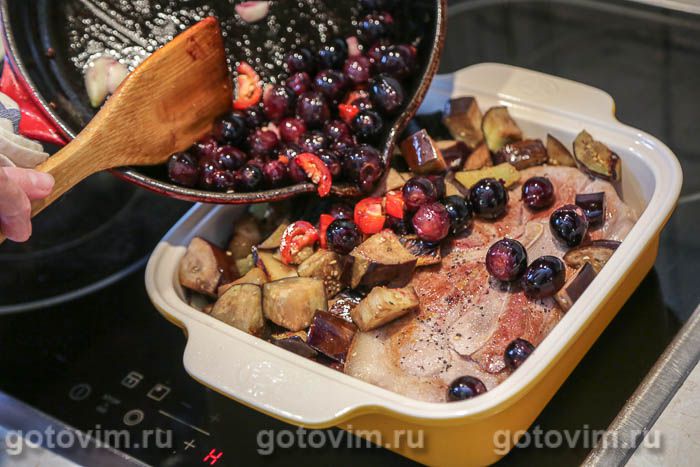 Фотографии рецепта Свинина, запеченная с баклажанами и виноградом, 07 Свинина, запеченная с баклажанами и виноградом, Шаг 07