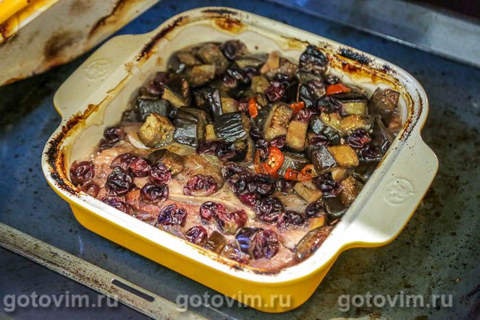 Фотографии рецепта Свинина, запеченная с баклажанами и виноградом, 08 Свинина, запеченная с баклажанами и виноградом, Шаг 08