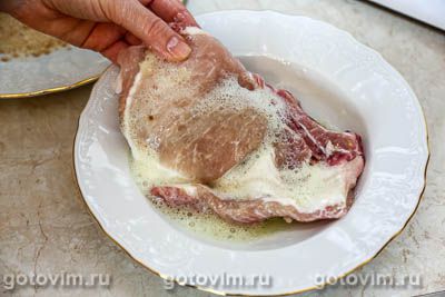 Фотографии рецепта Свинина на косточке в панировке, фаршированная вешенками, 07 Свинина на косточке в панировке, фаршированная вешенками, Шаг 07