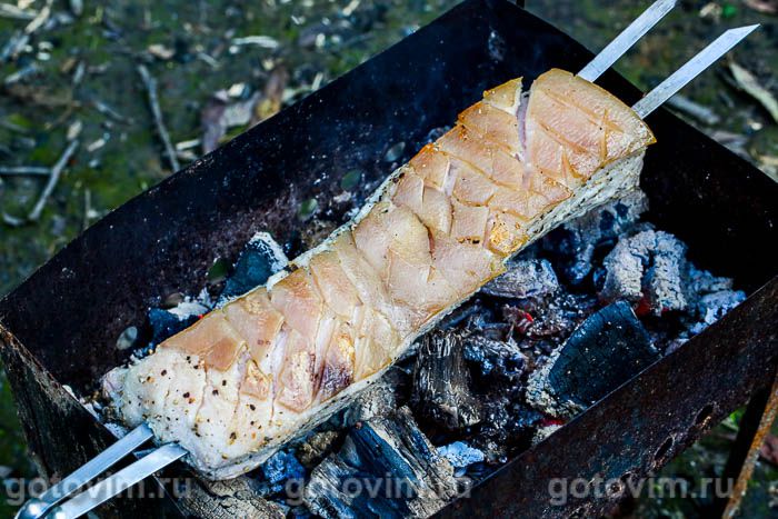 Фотографии рецепта Свиная грудинка, запеченная целым куском на шампурах (на мангале), 06 Свиная грудинка, запеченная целым куском на шампурах (на мангале), Шаг 06