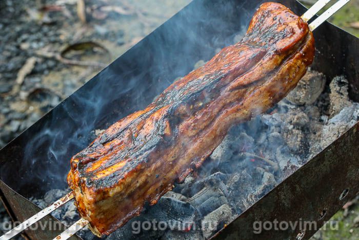 Фотографии рецепта Свиная грудинка, запеченная целым куском на шампурах (на мангале), 08 Свиная грудинка, запеченная целым куском на шампурах (на мангале), Шаг 08