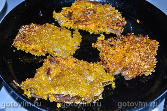 Фотографии рецепта Отбивные из свинины на сковороде в панировке из кукурузных хлопьев, 08 Отбивные из свинины на сковороде в панировке из кукурузных хлопьев, Шаг 08
