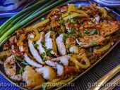 Свиная отбивная с овощами и соевым соусом