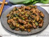 Свинина, жаренная с пекинской капустой и соевым соусом