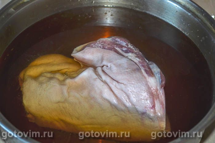Фотографии рецепта Свиная рулька в пиве, запеченная в духовке, 02 Свиная рулька в пиве, запеченная в духовке, Шаг 02