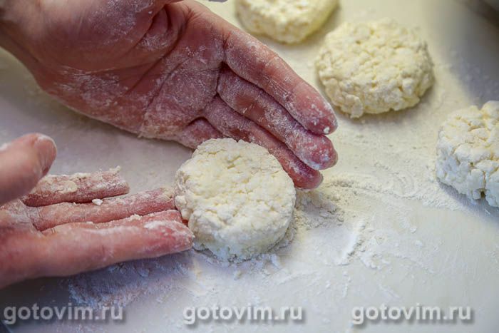 Фотографии рецепта Сырники, тушенные с медом и сметаной, 03 Сырники, тушенные с медом и сметаной, Шаг 03
