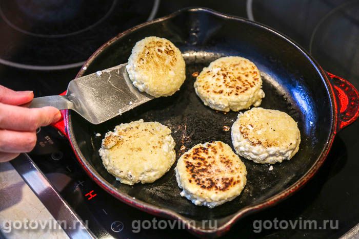 Фотографии рецепта Сырники, тушенные с медом и сметаной, 04 Сырники, тушенные с медом и сметаной, Шаг 04