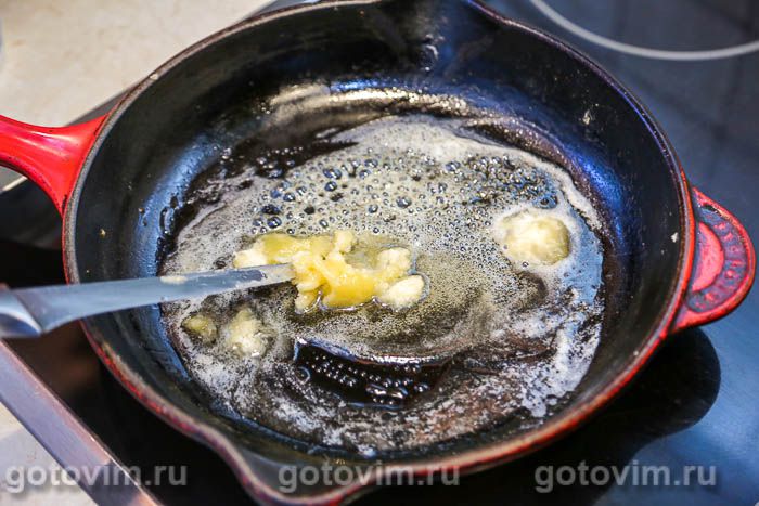 Фотографии рецепта Сырники, тушенные с медом и сметаной, 05 Сырники, тушенные с медом и сметаной, Шаг 05