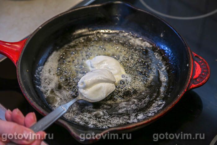 Фотографии рецепта Сырники, тушенные с медом и сметаной, 06 Сырники, тушенные с медом и сметаной, Шаг 06