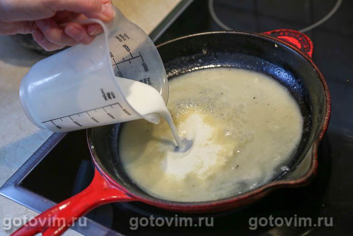 Фотографии рецепта Сырники, тушенные с медом и сметаной, 07 Сырники, тушенные с медом и сметаной, Шаг 07