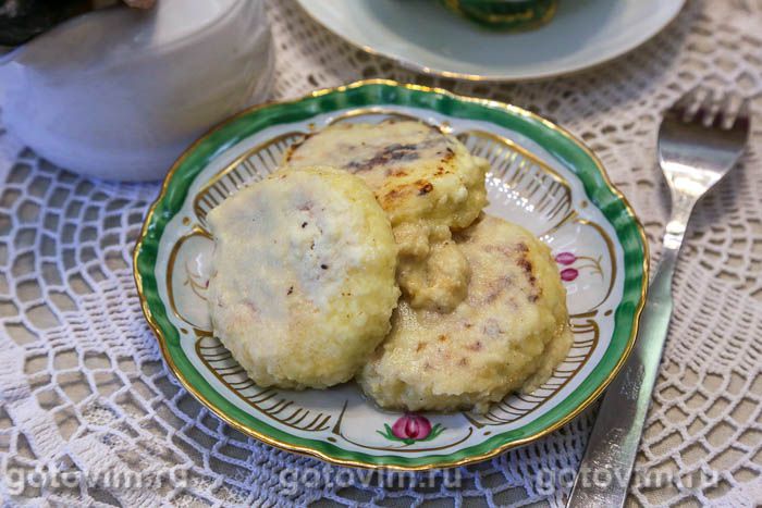 Сырники, тушенные с медом и сметаной. Фотография рецепта Сырники, тушенные с медом и сметаной. Фотография рецепта