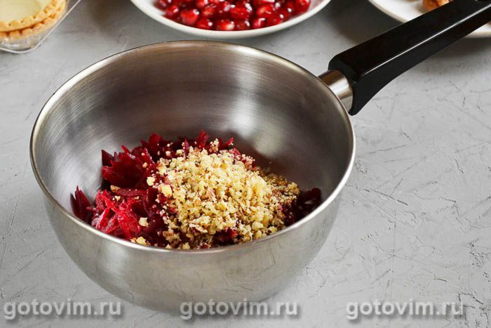 Фотографии рецепта Закуска в тарталетках с салатом из свеклы с орехами, 02 Закуска в тарталетках с салатом из свеклы с орехами, Шаг 02