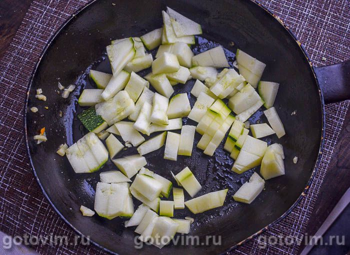 Фотографии рецепта Теплый салат с мидиями, помидорами и кабачками, 02 Теплый салат с мидиями, помидорами и кабачками, Шаг 02