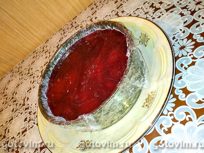 Фотографии рецепта Торт без выпечки из шоколадного печенья со сметаной и желе, 05 Торт без выпечки из шоколадного печенья со сметаной и желе, Шаг 05