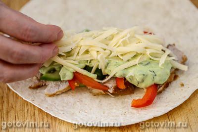 Фотографии рецепта Тортильи с мясом, овощами и соусом из авокадо, 09 Тортильи с мясом, овощами и соусом из авокадо, Шаг 09