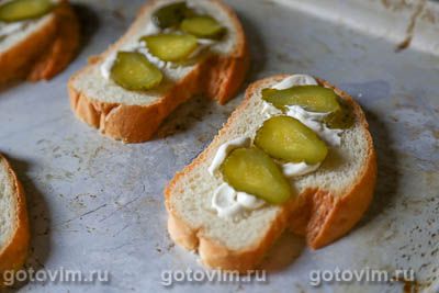 Фотографии рецепта Тосты с сосисками, огурцом и сыром, 03 Тосты с сосисками, огурцом и сыром, Шаг 03