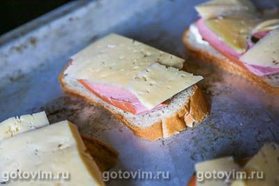 Фотографии рецепта Тосты с сосисками, огурцом и сыром, 05 Тосты с сосисками, огурцом и сыром, Шаг 05