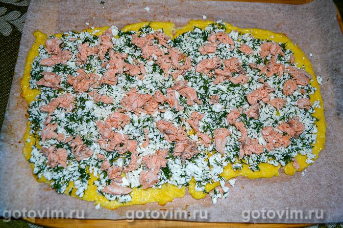 Фотографии рецепта Сырный рулет с творогом и красной рыбы , 09 Сырный рулет с творогом и красной рыбы , Шаг 09
