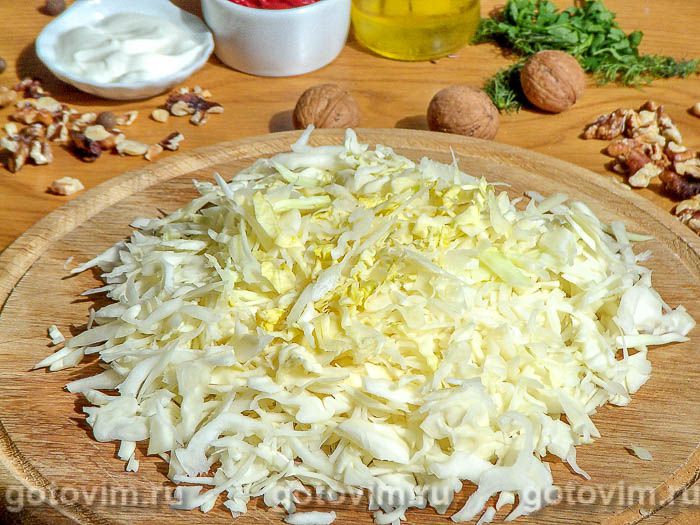 Фотографии рецепта Тушеная капуста с грецкими орехами, 02 Тушеная капуста с грецкими орехами, Шаг 02