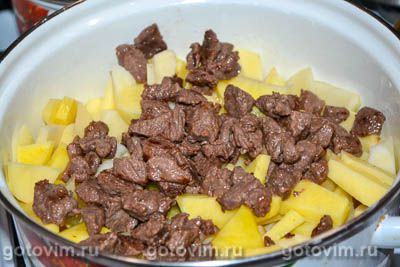 Фотографии рецепта Тушеный картофель с мясом и солеными огурцами, 03 Тушеный картофель с мясом и солеными огурцами, Шаг 03