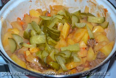 Фотографии рецепта Тушеный картофель с мясом и солеными огурцами, 06 Тушеный картофель с мясом и солеными огурцами, Шаг 06