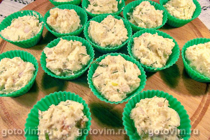 Фотографии рецепта Творожные маффины с копчёной курицей и луком, 05 Творожные маффины с копчёной курицей и луком, Шаг 05