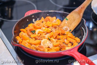 Фотографии рецепта Утиные ножки с курагой, морковью и яблоками, 03 Утиные ножки с курагой, морковью и яблоками, Шаг 03