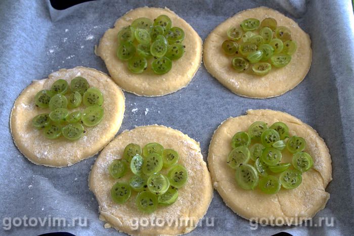 Фотографии рецепта Творожные ватрушки с крыжовником и штрейзелем, 06 Творожные ватрушки с крыжовником и штрейзелем, Шаг 06