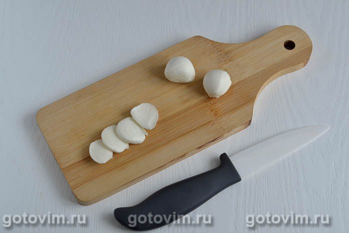 Фотографии рецепта Капрезе - итальянская закуска с моцареллой и помидорами черри, 04 Капрезе - итальянская закуска с моцареллой и помидорами черри, Шаг 04