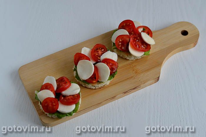 Фотографии рецепта Капрезе - итальянская закуска с моцареллой и помидорами черри, 06 Капрезе - итальянская закуска с моцареллой и помидорами черри, Шаг 06