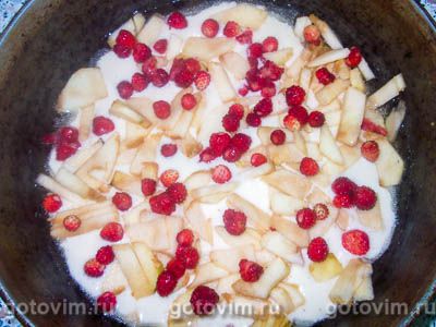 Фотографии рецепта Заливной пирог с яблоками и земляникой, 06 Заливной пирог с яблоками и земляникой, Шаг 06
