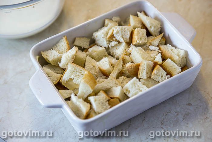 Фотографии рецепта Хлебная запеканка с клубникой и творожным сыром, 03 Хлебная запеканка с клубникой и творожным сыром, Шаг 03