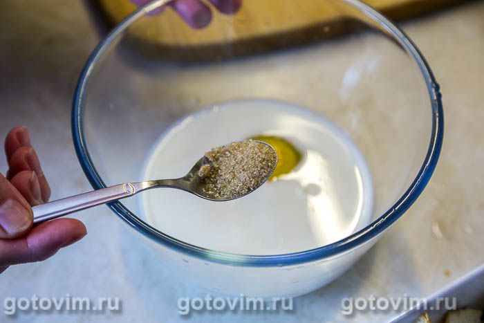 Фотографии рецепта Хлебная запеканка с клубникой и творожным сыром, 02 Хлебная запеканка с клубникой и творожным сыром, Шаг 02
