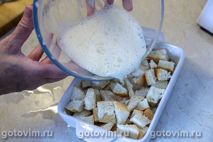 Фотографии рецепта Хлебная запеканка с клубникой и творожным сыром, 04 Хлебная запеканка с клубникой и творожным сыром, Шаг 04
