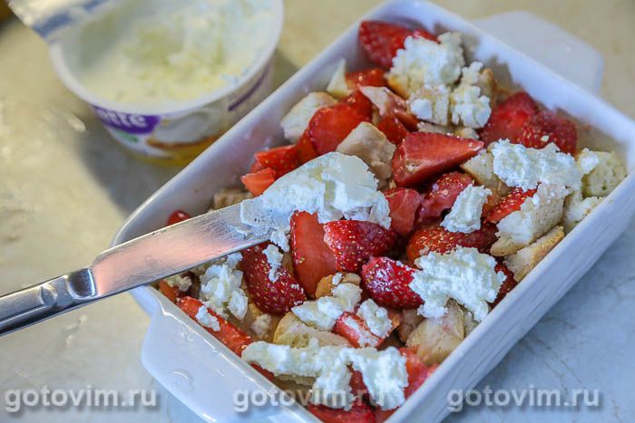 Фотографии рецепта Хлебная запеканка с клубникой и творожным сыром, 06 Хлебная запеканка с клубникой и творожным сыром, Шаг 06