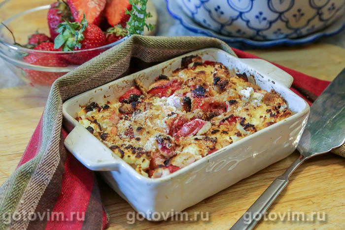 Хлебная запеканка с клубникой и творожным сыром. Фотография рецепта Хлебная запеканка с клубникой и творожным сыром. Фотография рецепта
